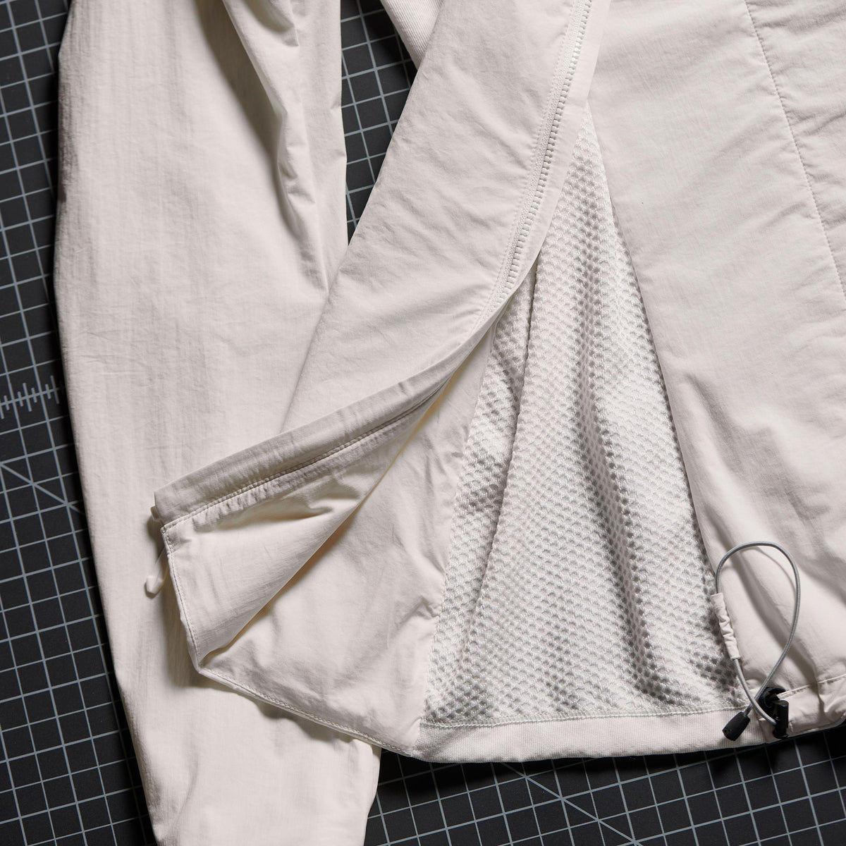 伸縮性のある合成素材インサレーション